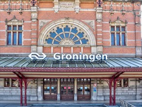 Front view of the building and entrance of Groningen Central Station