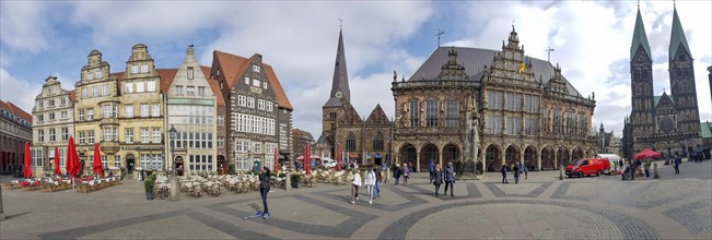 Panoramic photo of the Bremen market with the surrounding old buildings of the Old Town