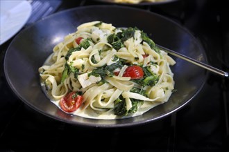 Tagliatelle with spinach and cocktail tomatoes