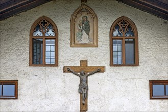 Holy figures and neo-Gothic window frames on a farmhouse