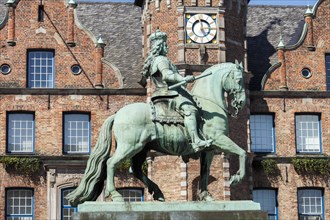 Jan Wellem equestrian statue in front of the town hall
