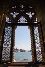 Blick durch ein geoeffnetet Fenster des Dogenpalastes
