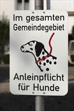 Sign for dogs to be leashed on Fraueninsel