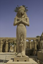 Statue of Ramses II with his daughter Meritamun