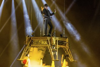 Udo Lindenberg lands on stage with the spaceship