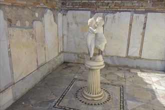 Statue in the Domus di Amore e Psiche