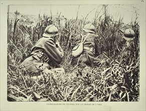 Soldiers on reconnaissance patrol along the river Yser