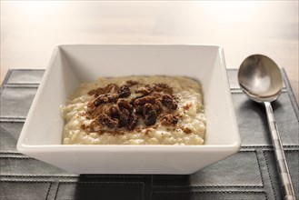 Porridge with raisins and cinnamon
