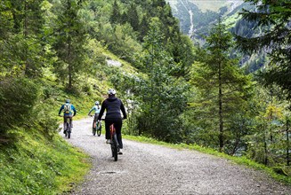 Cyclists in the Tyrolean mountains