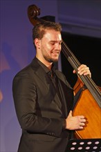 Jazz bassist Conrad Steinhoff from the Gerold Heitbaum Quartet in concert