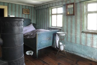Discharge room with stove and bed 1911