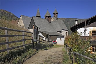 The hamlet of Bad Dreikirchen grew up around three Gothic chapels built together and belongs to the municipality of Barbian in the Eisack Valley