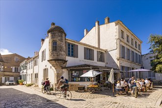 Cyclists in front of the restaurant La Tour du Senechal in Ars-en-Re