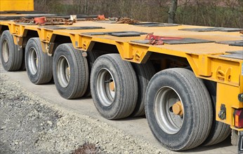 Low loader with double tyres