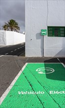 Parking and charging station for electric cars