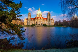 The new city hall of Hannover with the Maschteich