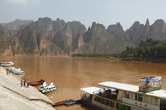 Mountains and boats at Liujiaxia Reservoir