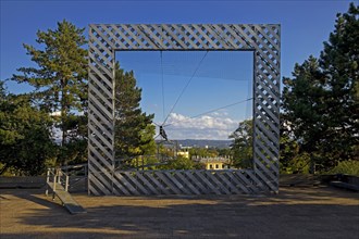 The frame building by Haus-Rucker-Co erected for documenta 6 opens onto the park Karlsaue