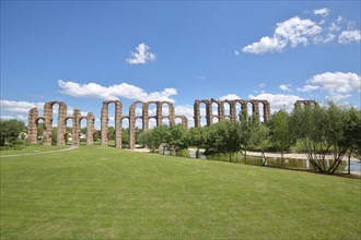 UNESCO Acueducto de los Milagros with the Rio Albarregas in Merida