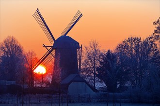 Dueffellandschaft with the windmill in Mehr at sunrise