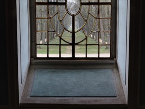 Window grille with view into the garden