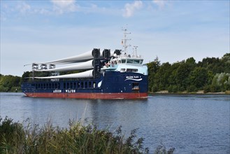 Cargo ship with rotor blades for wind turbines in the Kiel Canal