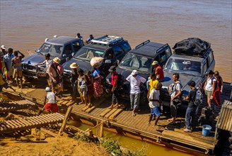 Car ferry crossing the Tsiribinha river