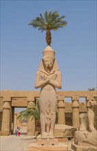 Statue of Ramses II with his daughter Meritamun