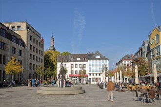 Kornmarkt with fountain and people