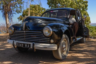 Oldtimer Peugeot 203 in Mahajanga