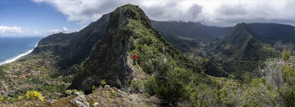 Hikers on the ridge of Pico do Alto