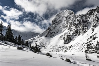 Summit ridge of the Koellenspitze in snowy mountain landscape