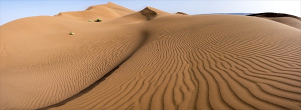 Beeindruckender Panoramablick auf die Wueste Sahara im Sueden Marokkos. Merzouga
