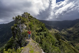 Hikers on the ridge of Pico do Alto
