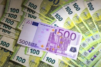 Banknotes in denominations of 100 and 500 euros
