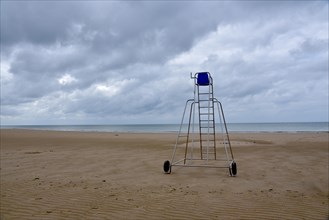 Beach on the French Atlantic coast with the Water Watch observation post