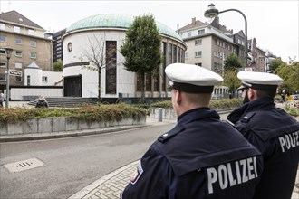 Police protection at the New Synagogue of the Jewish Community at Paul-Spiegel-Platz