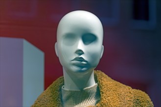 White head of a female mannequin in a fashion shop