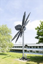 Photovoltaic system in the shape of a flower
