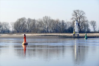 View across the Weser to the Weser island of Elsflether Sand