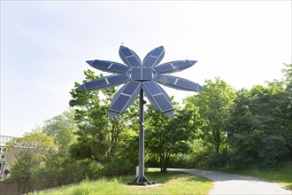 Photovoltaic system in the shape of a flower