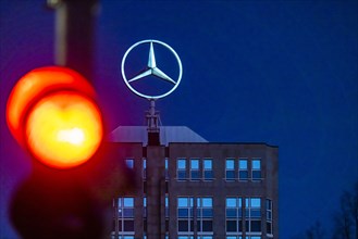 Mercedes star with red light