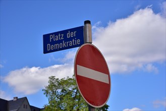 Combination of a street sign with a traffic sign in Weimar
