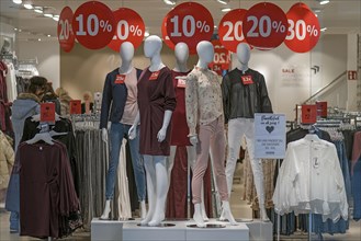 Female mannequins in a fashion shop during a discount promotion