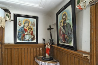 Corner with pictures of saints and a Christ figure in a parlour at the time around 1940