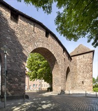 Section of the former city wall with executioners tower and Raschitor