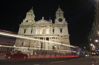 St. Pauls Cathedral at night