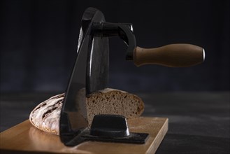 Mixed bread with hand-operated bread slicer