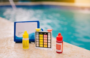 Chlorine and ph tester for swimming pools