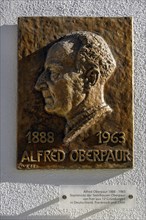 Commemorative plaque to Alfred Oberpaur 1888-1965